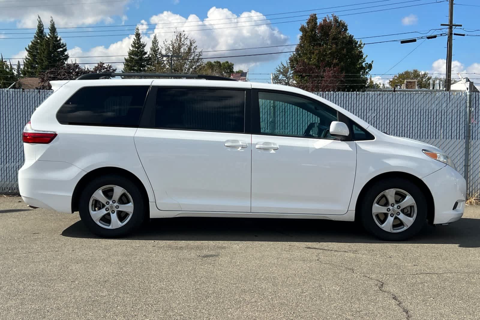 Used 2017 Toyota Sienna LE FWD image 6