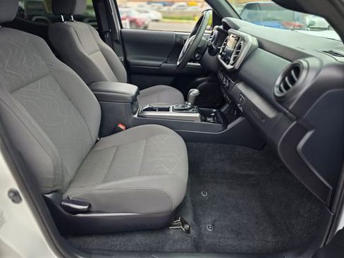 Used 2019 Toyota Tacoma TRD Sport image 10