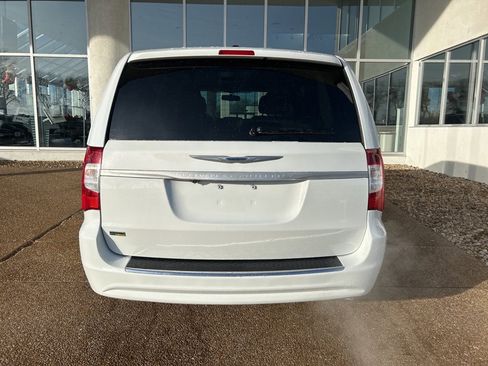 Used 2016 Chrysler Town & Country Touring image 6