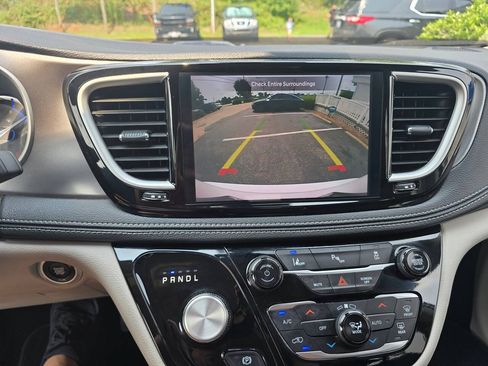 Used 2024 Chrysler Pacifica Limited FWD image 26