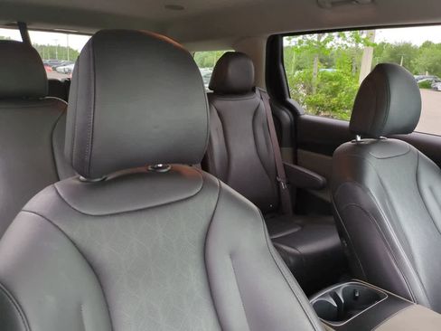 Used 2025 Kia Carnival FWD image 7