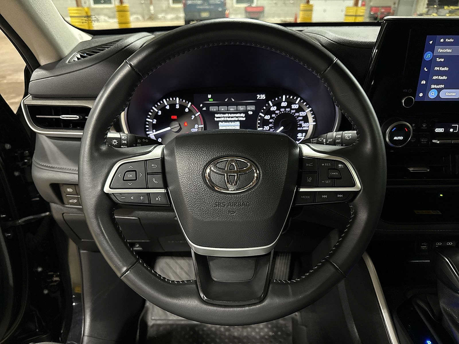 Used 2024 Toyota Highlander XLE AWD/4WD image 19