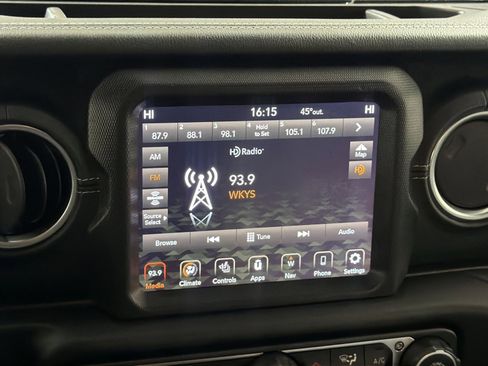 Used 2020 Jeep Wrangler Unlimited Sahara image 18