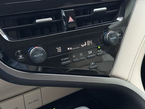 Used 2022 Toyota Camry XLE image 27