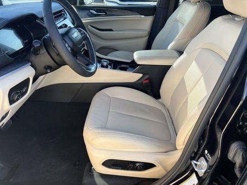 Certified 2024 Jeep Grand Cherokee Limited w/ Luxury Tech Group II image 10