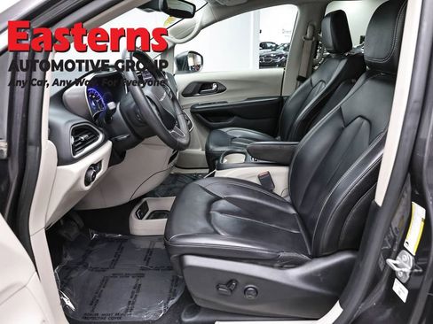Used 2023 Chrysler Pacifica Touring-L FWD image 14