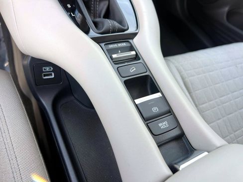 Certified 2023 Honda HR-V LX image 28