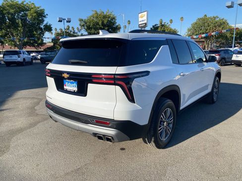 Used 2025 Chevrolet Traverse LT image 11