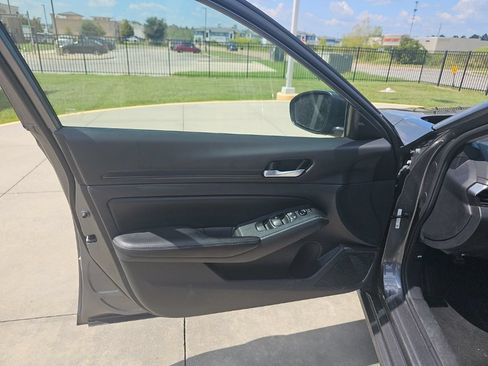 Used 2025 Nissan Altima 2.5 SV FWD image 12