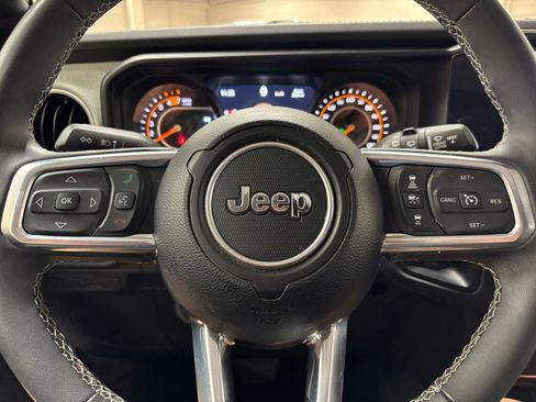 Used 2025 Jeep Wrangler Unlimited Sahara AWD/4WD image 27