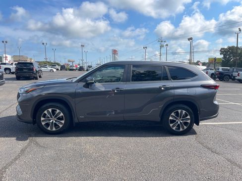 Used 2025 Toyota Highlander XLE AWD/4WD image 13