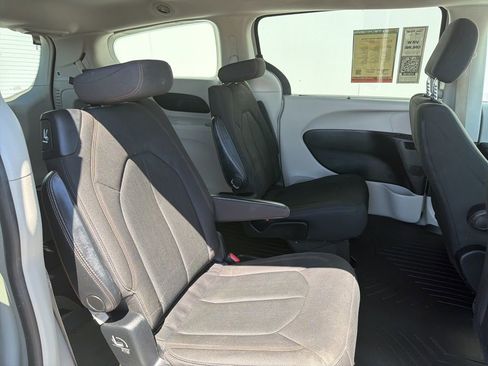 Used 2020 Chrysler Pacifica Touring FWD image 7