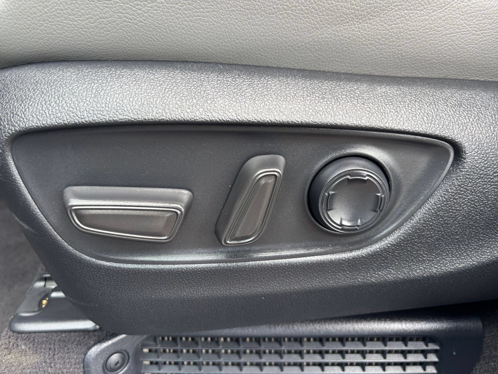 Used 2025 Toyota Sienna XLE FWD image 21