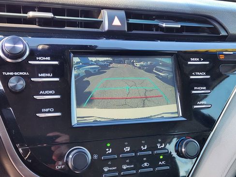 Used 2018 Toyota Camry LE image 22