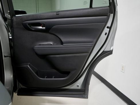 Used 2023 Toyota Highlander XLE image 33