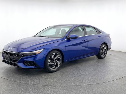 Used 2025 Hyundai Elantra Limited FWD image 3