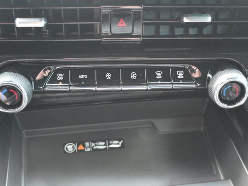 Used 2026 Chevrolet Tahoe Z71 w/ Comfort Package AWD/4WD image 28