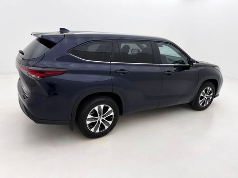 Used 2024 Toyota Highlander XLE image 6