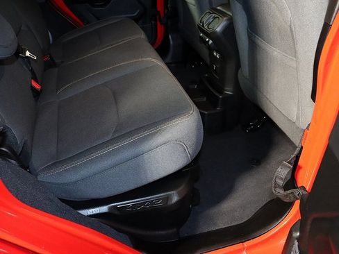 Used 2025 Jeep Wrangler Unlimited Sahara image 31