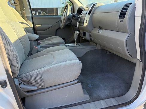 Used 2018 Nissan Frontier SV image 11