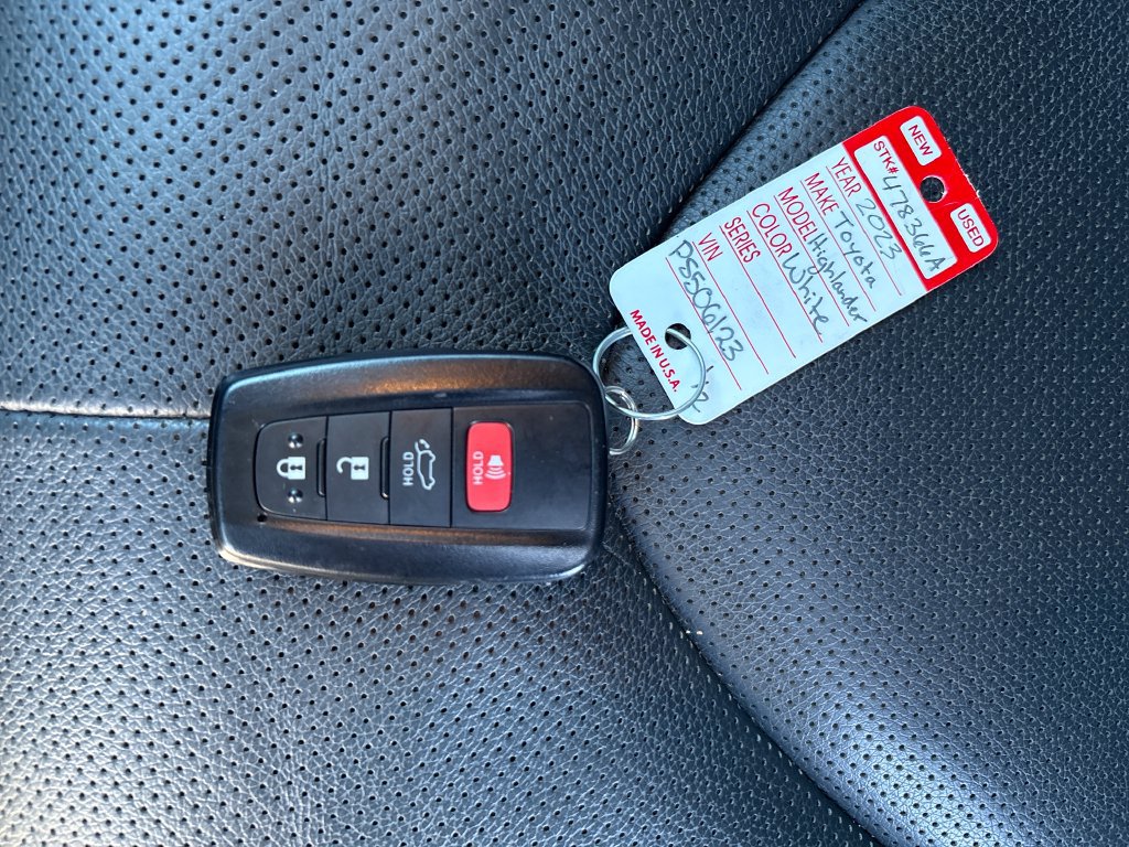 Used 2023 Toyota Highlander XLE AWD/4WD image 34