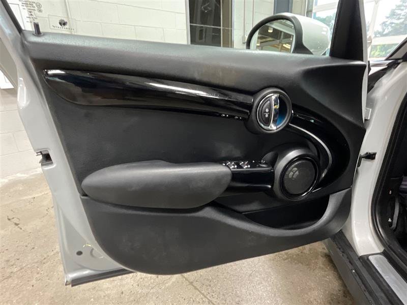 Used 2021 MINI Cooper 4-Door Hardtop w/ Premium Package FWD image 10