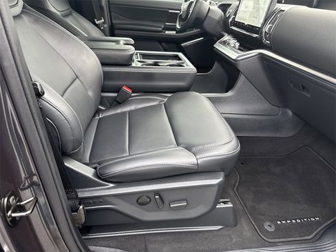 Used 2025 Ford Expedition Platinum w/ Stealth Appearance Package image 13