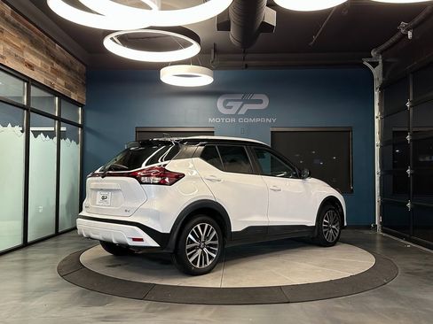 Used 2021 Nissan Kicks SV image 3