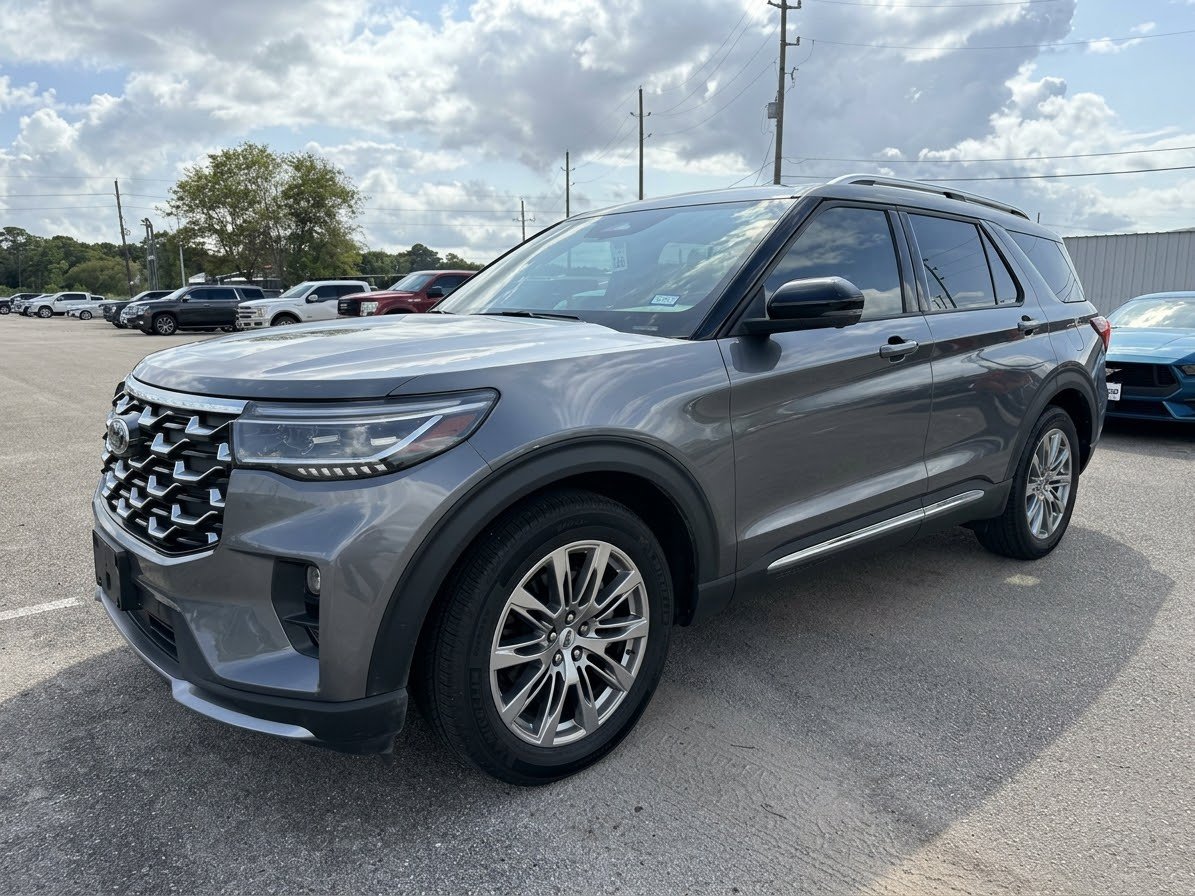 Used 2025 Ford Explorer Platinum RWD image 3