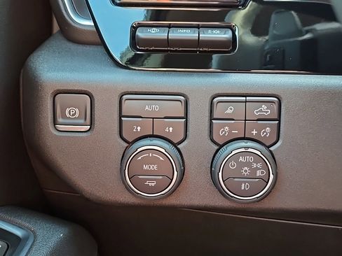 Certified 2025 Chevrolet Silverado 1500 LTZ w/ Technology Package image 28