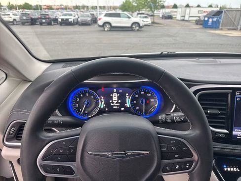 Used 2022 Chrysler Pacifica Touring-L FWD image 11