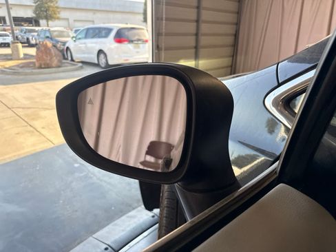 Used 2023 Chrysler Pacifica Touring-L FWD image 19