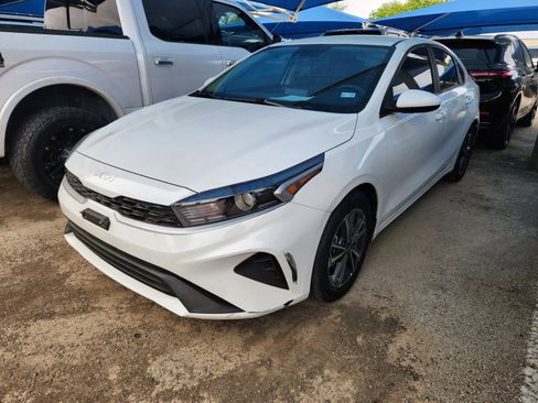 Used 2023 Kia Forte LXS image 2