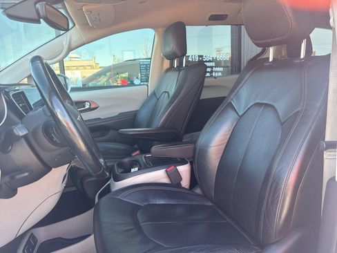 Used 2017 Chrysler Pacifica Touring-L Plus image 10