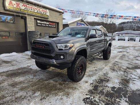 Used 2018 Toyota Tacoma TRD Sport image 3