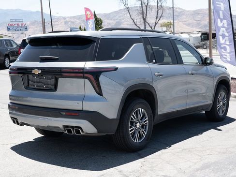 Used 2024 Chevrolet Traverse LT AWD/4WD image 5