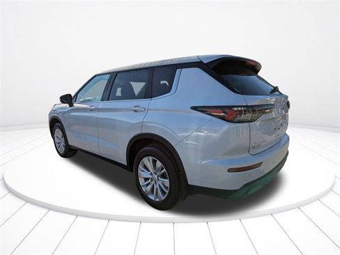 New 2025 Mitsubishi Outlander ES image 6