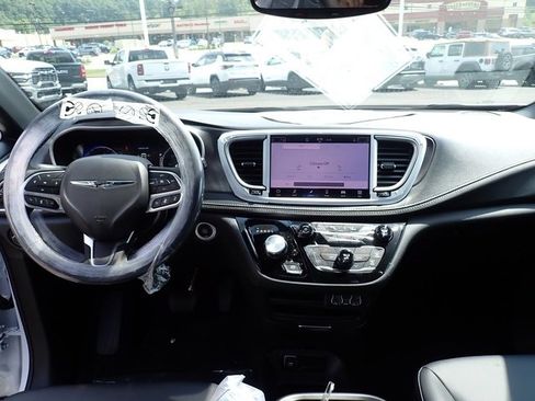 New 2025 Chrysler Pacifica Select image 16