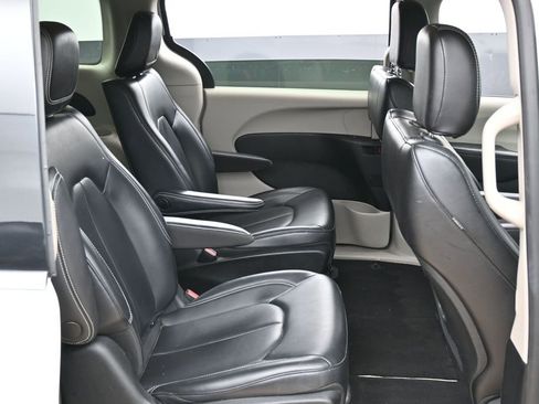 Used 2023 Chrysler Pacifica Touring-L FWD image 37
