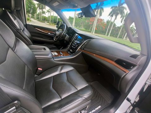 Used 2018 Cadillac Escalade ESV Premium Luxury AWD/4WD image 44