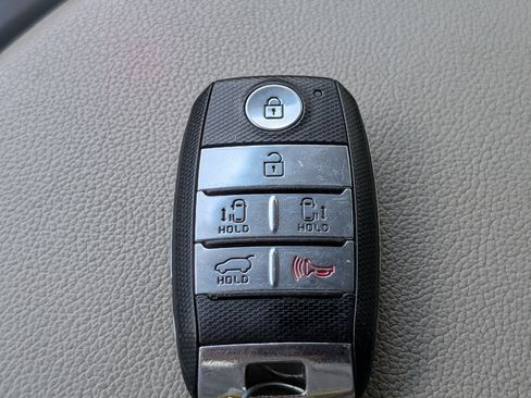 Used 2017 Kia Sedona LX w/ LX Essentials Premium Package FWD image 29