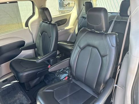 Used 2024 Chrysler Pacifica Touring-L FWD image 28