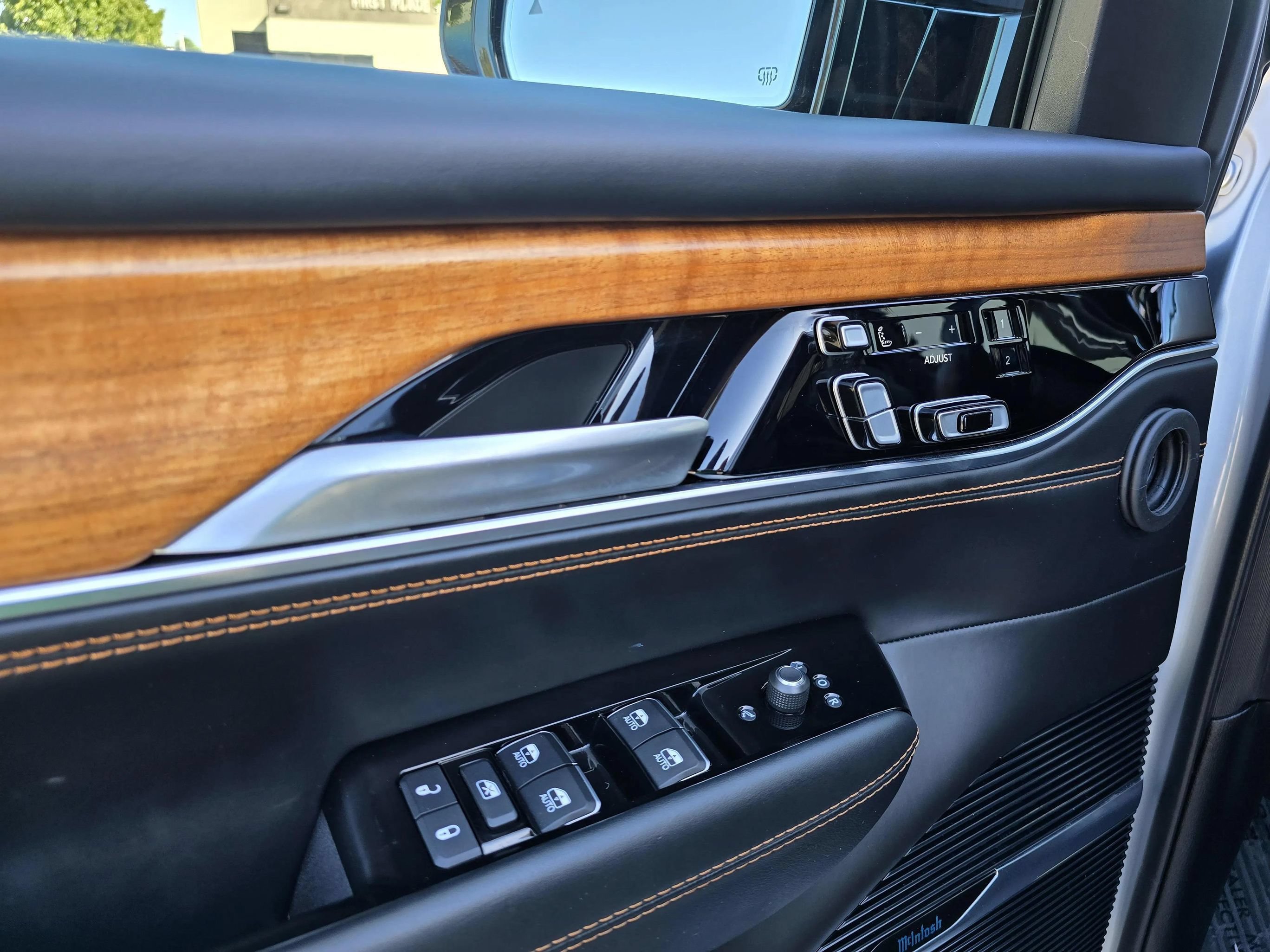 Used 2024 Jeep Grand Wagoneer L Series III AWD/4WD image 21