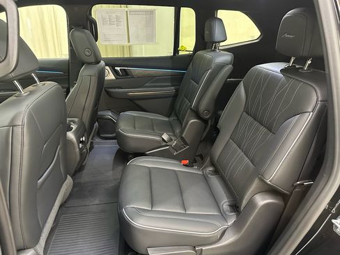 Certified 2025 Buick Enclave Avenir AWD/4WD image 17