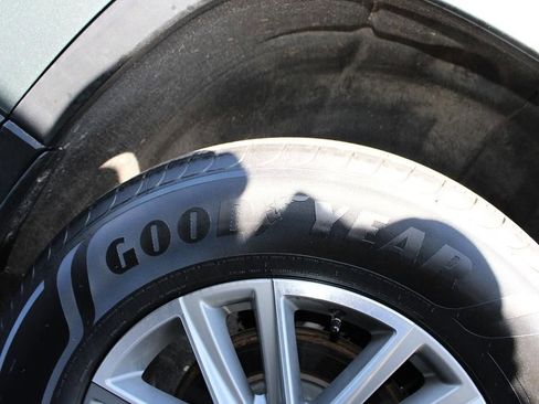 Used 2023 Chevrolet Traverse LT image 8