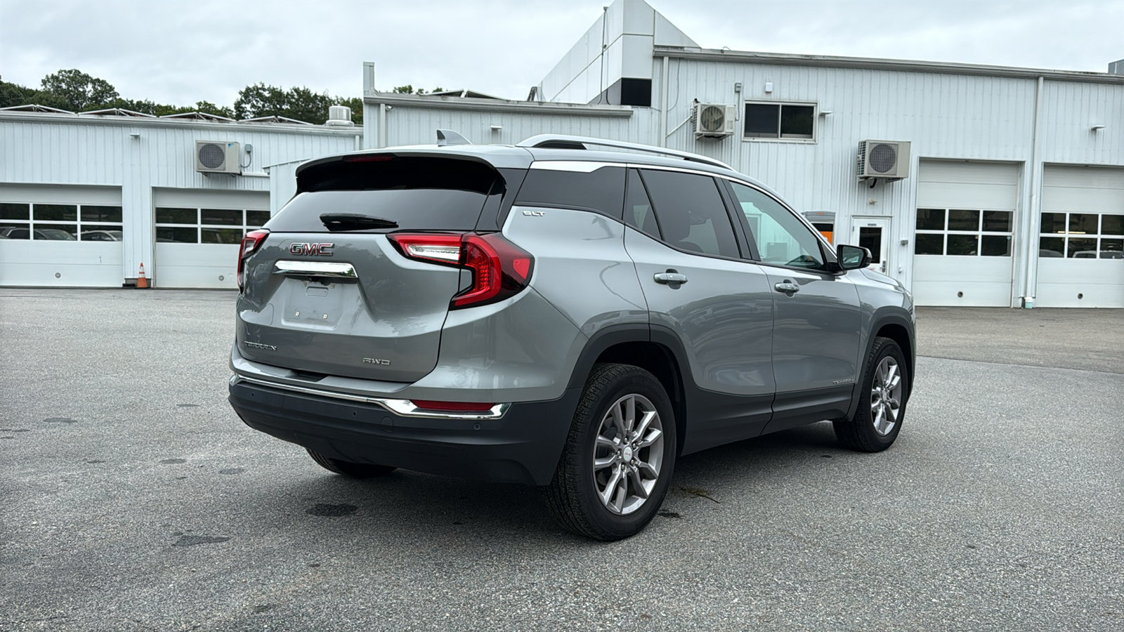 Used 2023 GMC Terrain SLT AWD/4WD image 6
