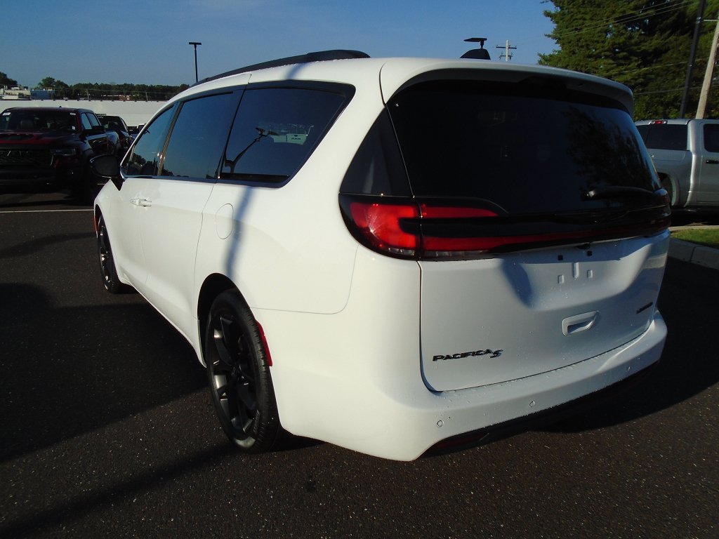 Certified 2026 Chrysler Pacifica Limited w/ S Appearance Package FWD image 4