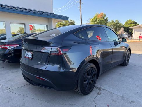 Used 2024 Tesla Model Y Long Range AWD/4WD image 2