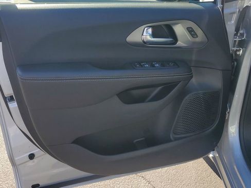 New 2026 Chrysler Pacifica Select image 18