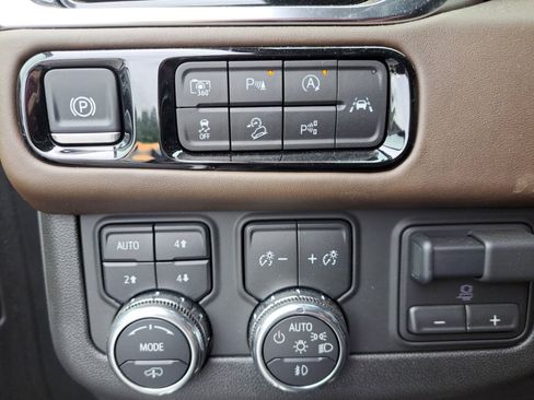 Used 2025 GMC Yukon Denali Ultimate AWD/4WD image 32